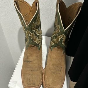 Men’s cowboy boots size 11 D worn very little